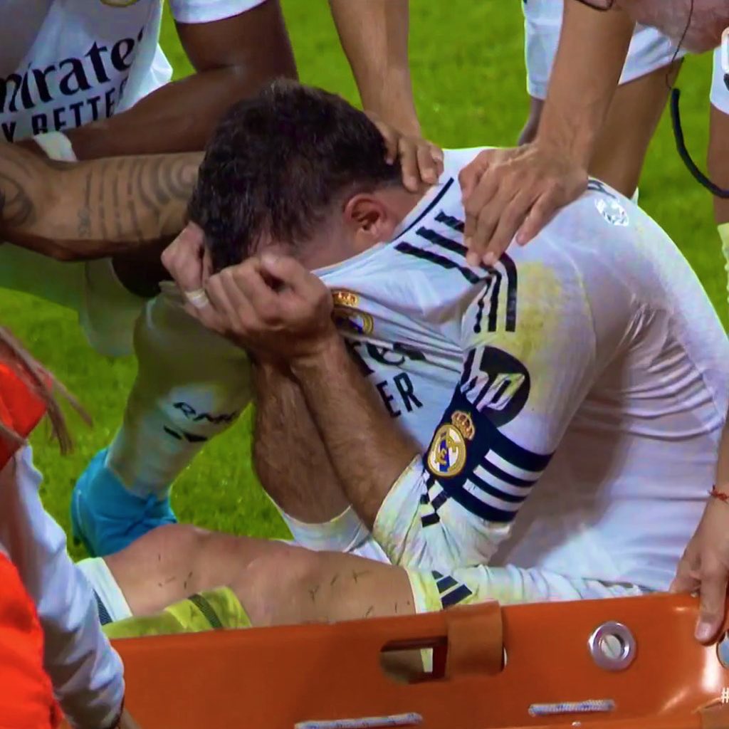 Sao Real Madrid khóc nức nở, rời sân bằng cáng sau chấn thương kinh hoàng
