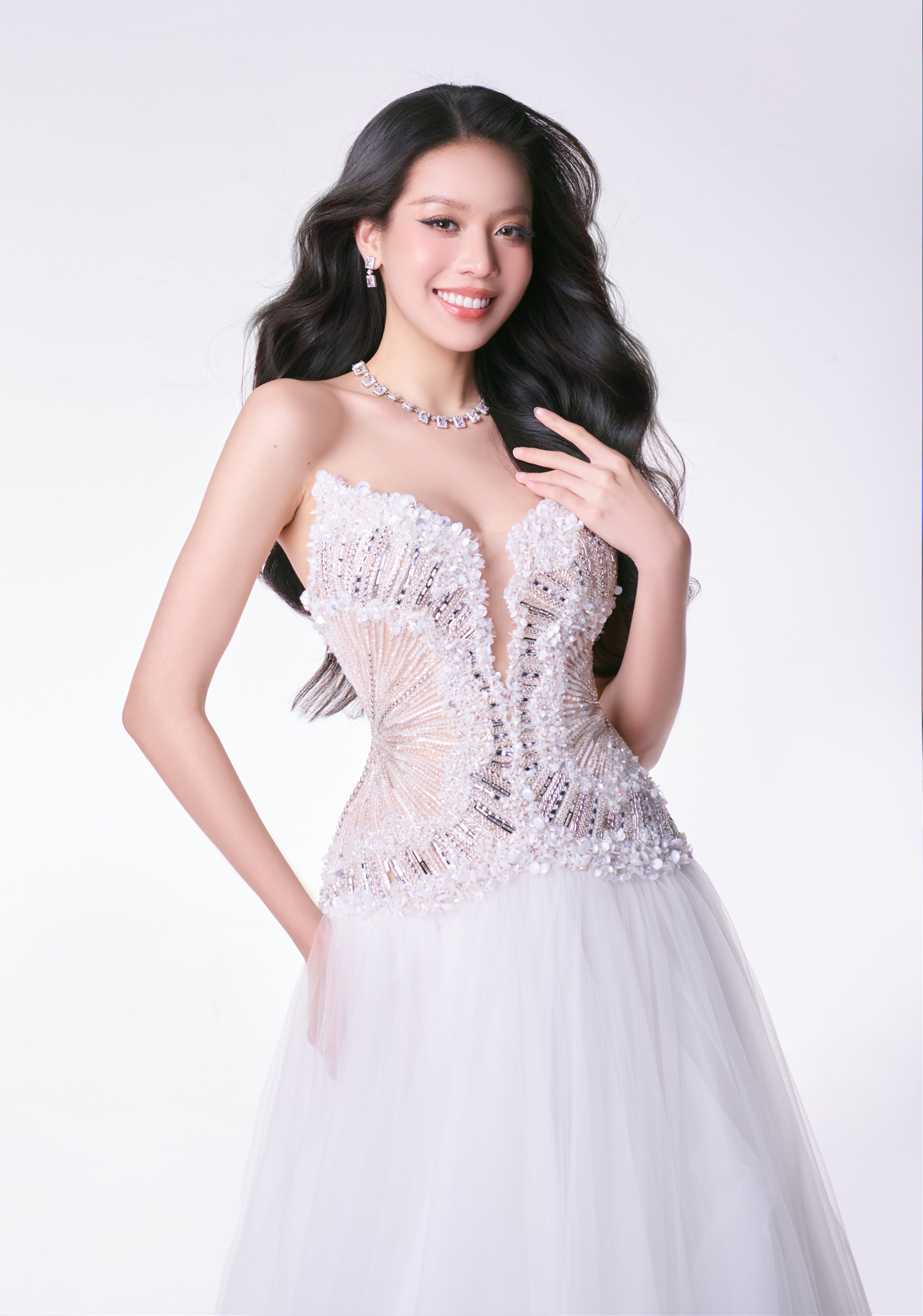 Hoa hậu Thanh Thuỷ công bố trang phục dạ hội ngay trước Chung kết