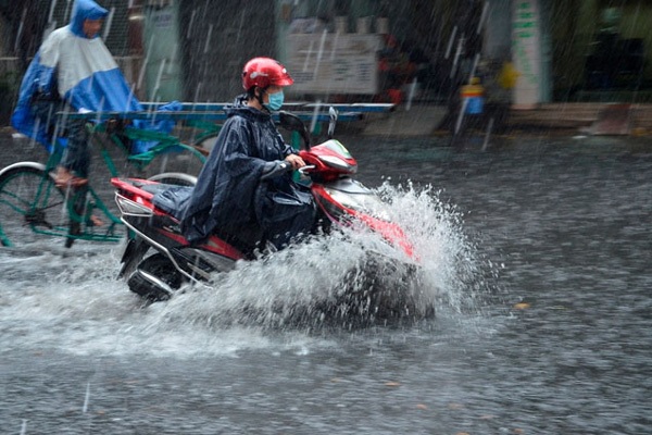 Thời tiết ngày 21/11: Trung Bộ mưa lớn kèm lốc sét, rủi ro thiên tai cấp 1 - Ảnh 1.