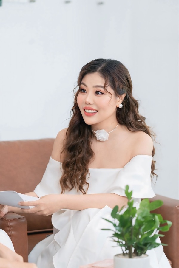 MC Uyên Minh thích thú khi làm khó được Top 2 Miss Cosmo 2024 - Ảnh 2.