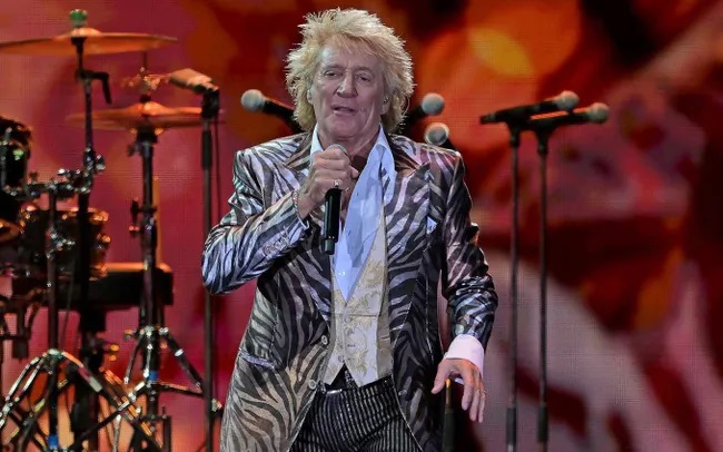 Huyền thoại nhạc rock Rod Stewart tái xuất tại lễ hội âm nhạc Glastonbury - Ảnh 1.