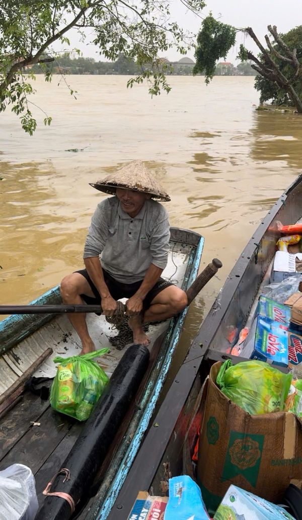 Đặng Thiên Hương và chuyến xe nghĩa tình đi vào vùng rốn lũ Quảng Bình - Ảnh 9.