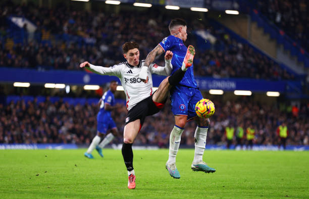 Chelsea (áo xanh) thua ngược Fulham 1-2 ngay trên sân nhà