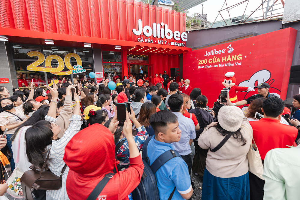 Cửa hàng Jollibee Việt Nam thứ 200 đón hàng trăm khách hàng dịp khai trương - Ảnh 2.