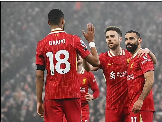 Liverpool ngược dòng ngoạn mục trong màn sương mờ ở Anfield, 'một mình một ngựa' trên đỉnh Ngoại hạng Anh - Ảnh 1.