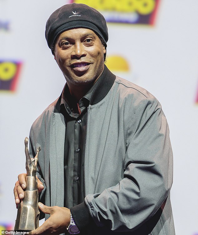 Cuộc sống hỗn loạn của Ronaldinho: Từ nguy cơ phá sản, vào tù, cho đến chuẩn bị làm ông nội - Ảnh 3.