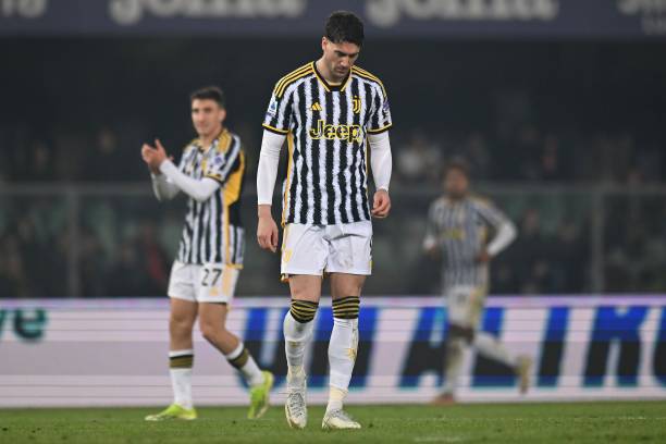 Juventus bị chủ nhà Verona cầm hòa 2-2 ở vồng 25 Serie A