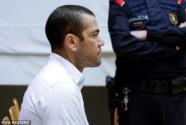 Dani Alves lĩnh án 4 năm rưỡi tù giam, được giảm nhẹ nhờ hành động của Neymar - Ảnh 3.