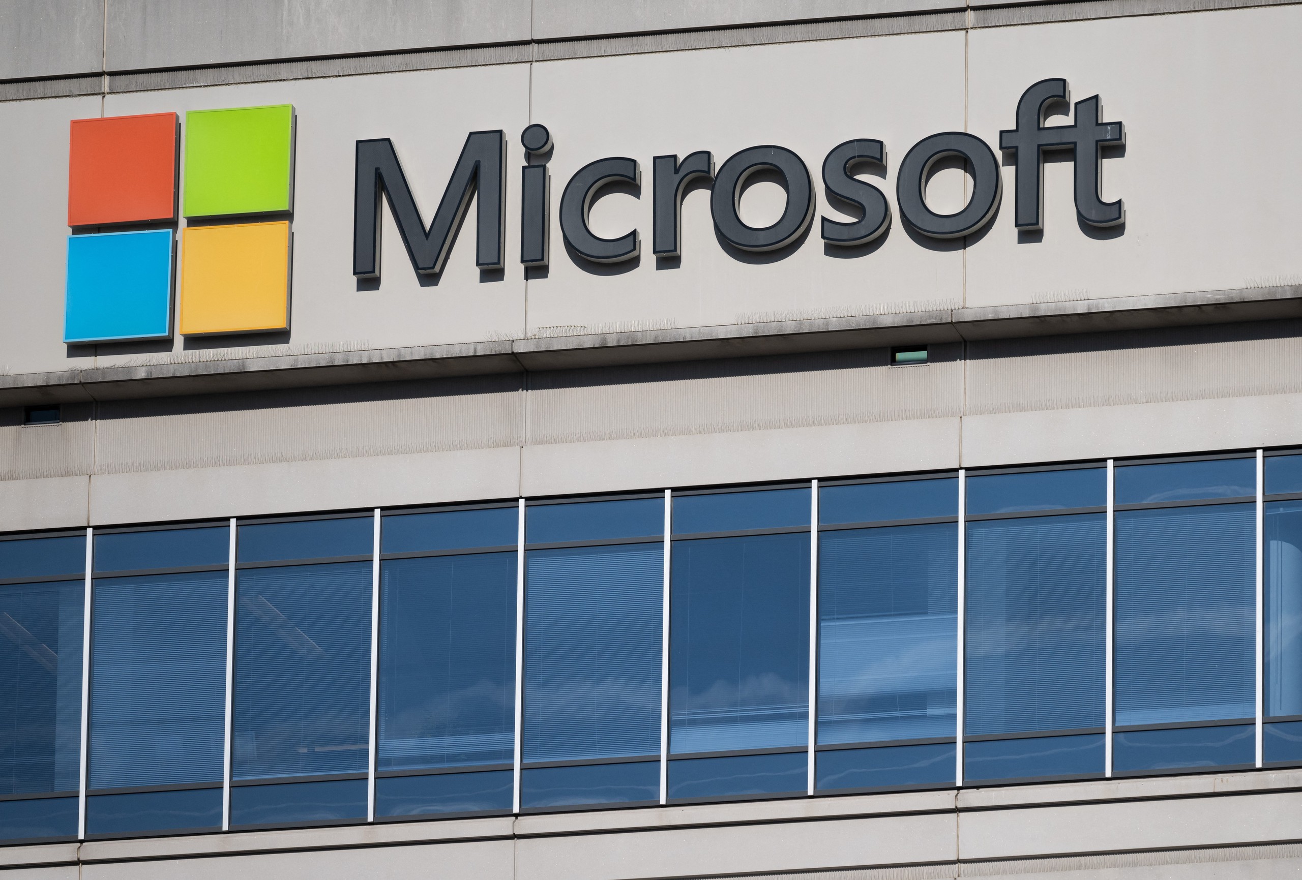 Microsoft bắt tay với công ty khởi nghiệp AI của Pháp
