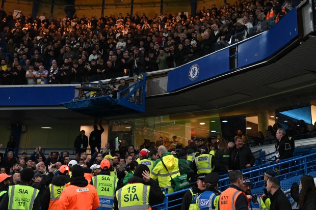 Ăn mừng quá khích, CĐV rời từ tầng hai khán đài trong trận đấu giữa Chelsea và Leeds - Ảnh 3.