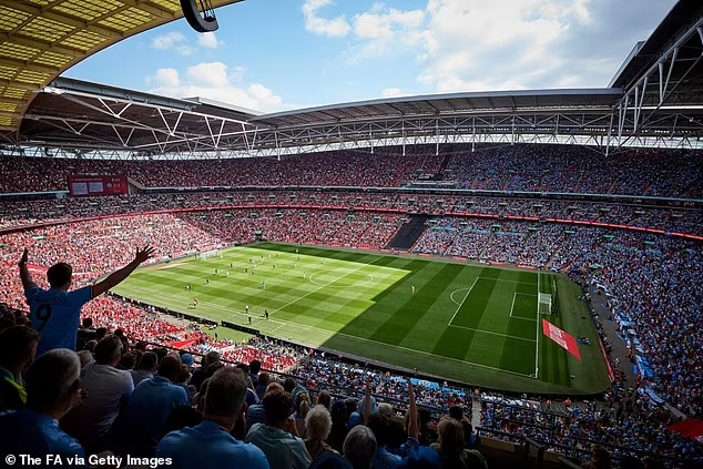 Sir Jim Ratcliffe muốn Old Trafford trở thành 'Wembley của phía Bắc' - Ảnh 3.