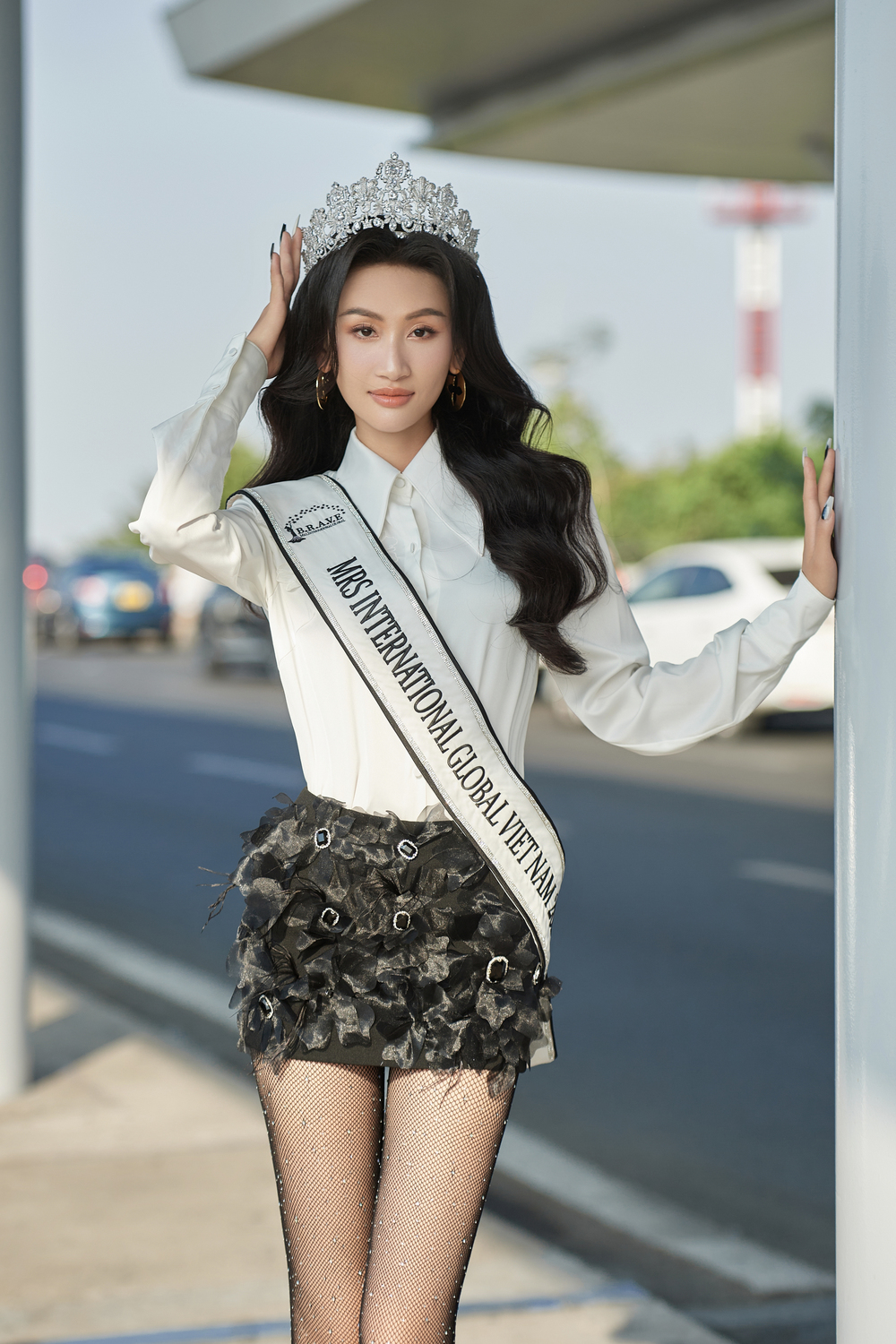 Trần Huyền Trang hóa nữ tổng tài, mang 100kg hành lý đi thi Mrs International Global 2024 - Ảnh 2.