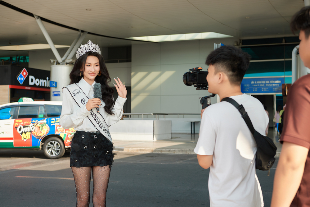 Trần Huyền Trang hóa nữ tổng tài, mang 100kg hành lý đi thi Mrs International Global 2024 - Ảnh 7.
