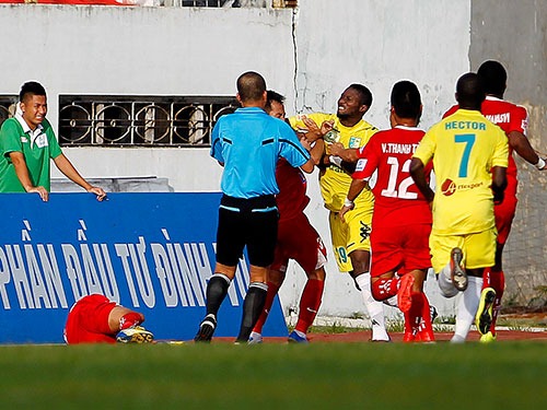Hải Phòng và Hà Nội tạo ra trận cầu bạo lực bậc nhất lịch sử V-League, sân cỏ biến thành võ đài  - Ảnh 3.