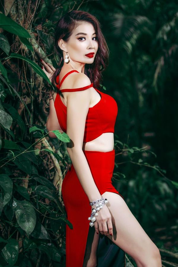 Hoa hậu Diễm Kyly lần đầu chơi lớn: diện váy đỏ khoe 3 vòng quyến rũ  - Ảnh 1.