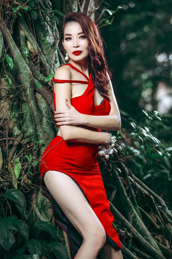 Hoa hậu Diễm Kyly lần đầu chơi lớn: diện váy đỏ khoe 3 vòng quyến rũ  - Ảnh 2.