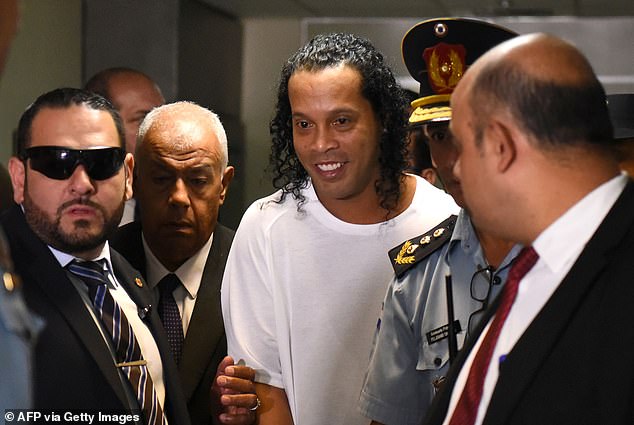 Robinho đối mặt 9 năm tù, Ronaldinho bị bắt, Hulk cưới cháu của vợ…, đường sai lầm của các sao Brazil - Ảnh 5.