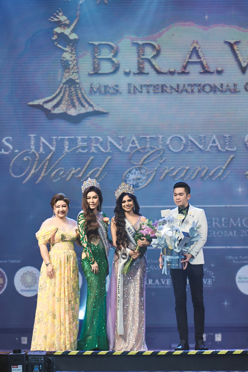 Hoa hậu Trần Hà Trâm Anh chấm thi cuộc thi quốc tế, bật khóc khi trao vương miện - Ảnh 5.