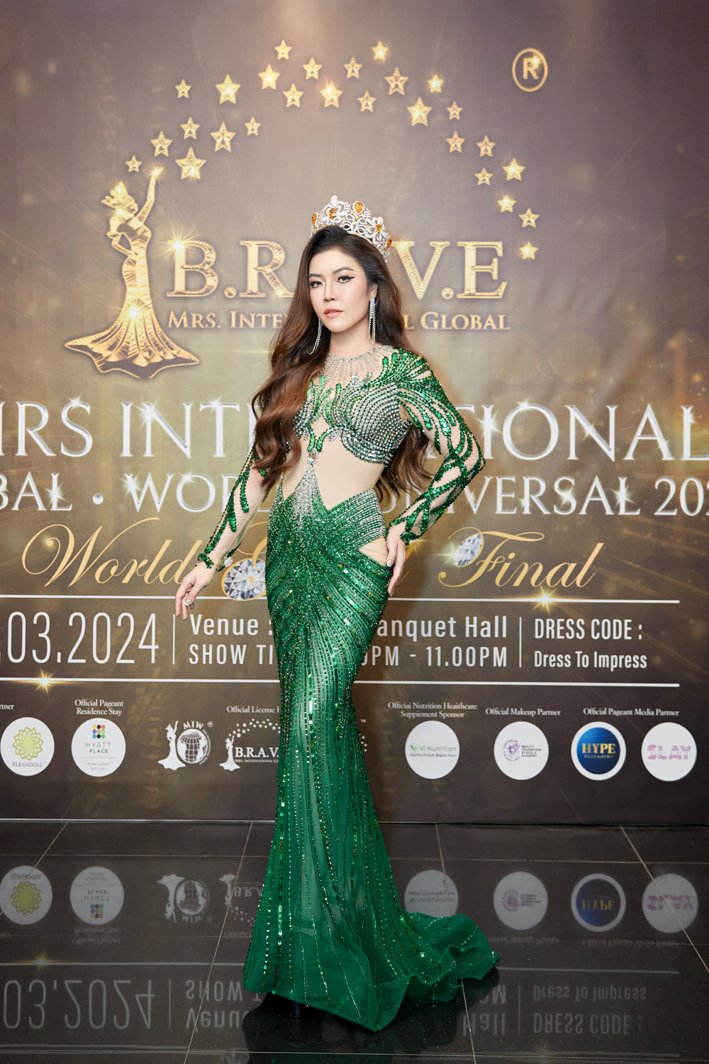Hoa hậu Trần Hà Trâm Anh chấm thi cuộc thi quốc tế, bật khóc khi trao vương miện - Ảnh 1.