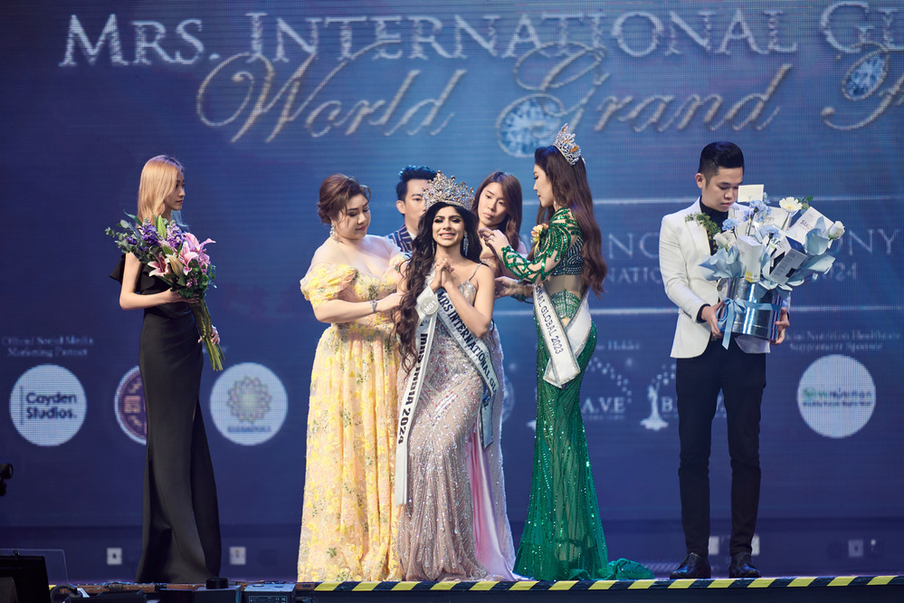 Hoa hậu Trần Hà Trâm Anh chấm thi cuộc thi quốc tế, bật khóc khi trao vương miện - Ảnh 4.