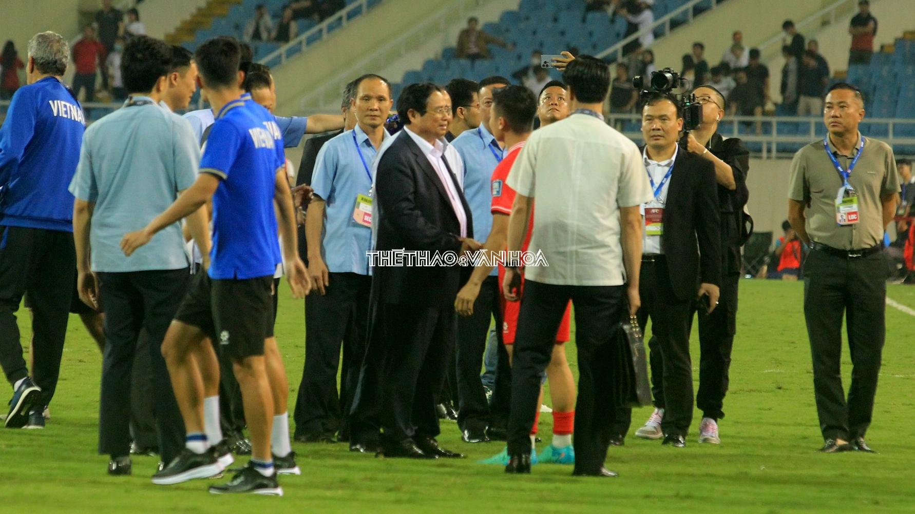 Quang Hải đứng lặng lẽ sau trận đấu với Indonesia - Ảnh 3.
