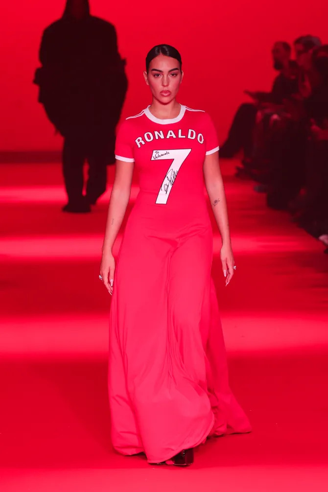 Georgina Rodriguez thu hút trong bộ váy đỏ có chữ ký của Ronaldo tại Tuần lễ thời trang Paris - Ảnh 2.