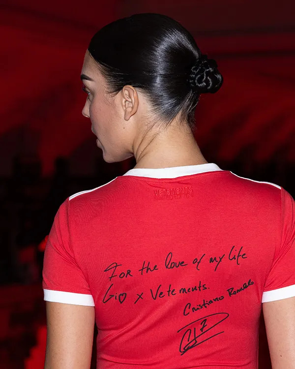 Georgina Rodriguez thu hút trong bộ váy đỏ có chữ ký của Ronaldo tại Tuần lễ thời trang Paris - Ảnh 3.