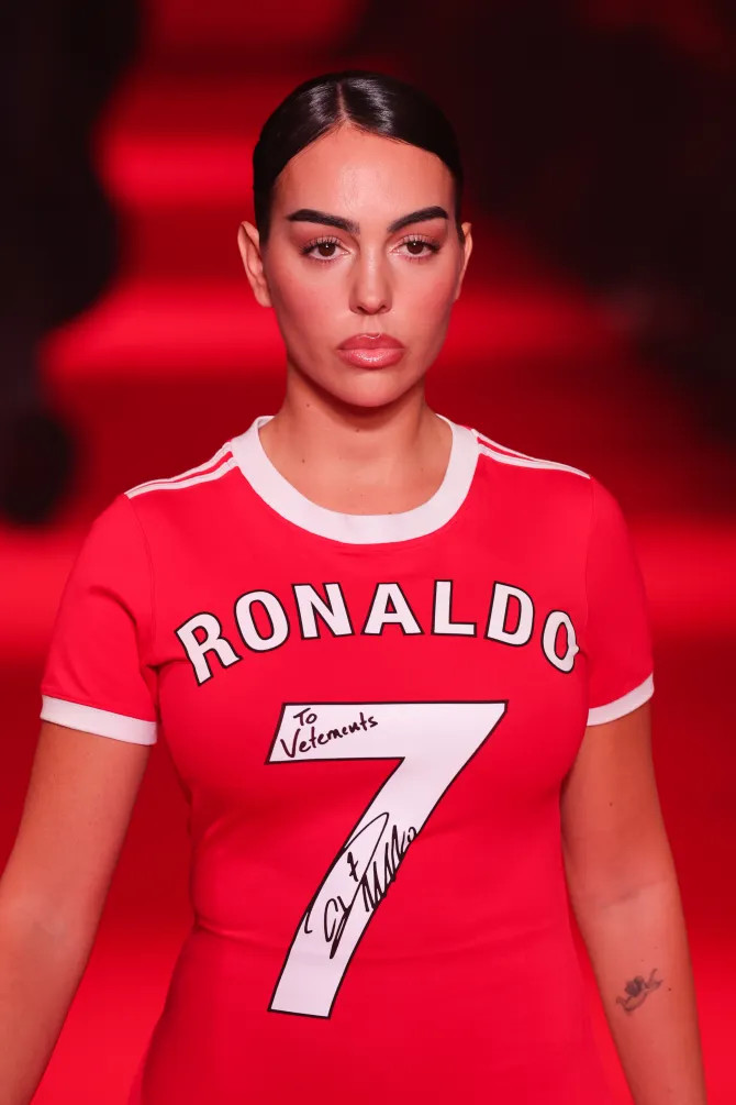 Georgina Rodriguez thu hút trong bộ váy đỏ có chữ ký của Ronaldo tại Tuần lễ thời trang Paris - Ảnh 4.