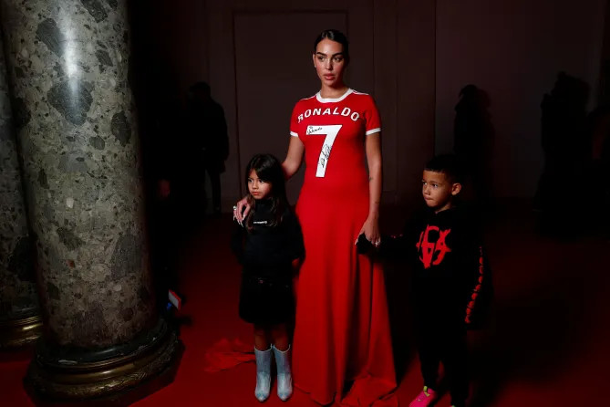 Georgina Rodriguez thu hút trong bộ váy đỏ có chữ ký của Ronaldo tại Tuần lễ thời trang Paris - Ảnh 5.