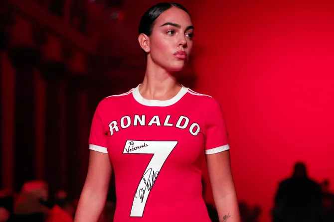 Georgina Rodriguez thu hút trong bộ váy đỏ có chữ ký của Ronaldo tại Tuần lễ thời trang Paris - Ảnh 6.