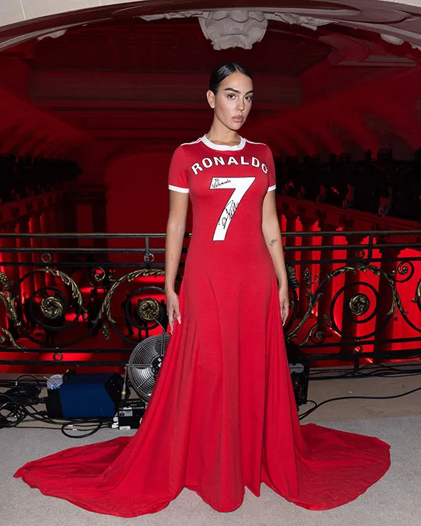 Georgina Rodriguez thu hút trong bộ váy đỏ có chữ ký của Ronaldo tại Tuần lễ thời trang Paris - Ảnh 7.