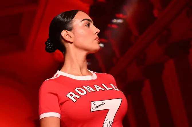 Georgina Rodriguez thu hút trong bộ váy đỏ có chữ ký của Ronaldo tại Tuần lễ thời trang Paris - Ảnh 8.