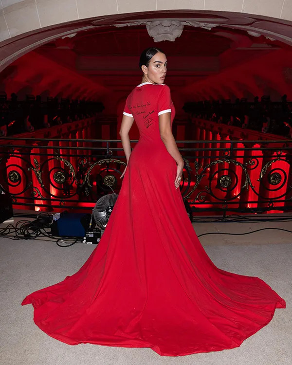 Georgina Rodriguez thu hút trong bộ váy đỏ có chữ ký của Ronaldo tại Tuần lễ thời trang Paris - Ảnh 9.