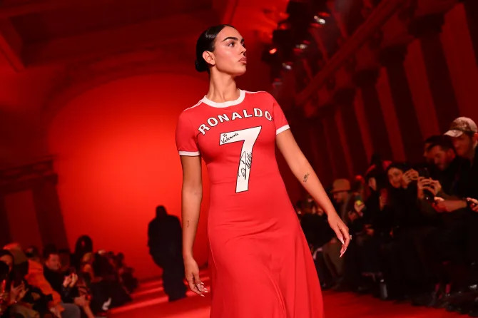 Georgina Rodriguez thu hút trong bộ váy đỏ có chữ ký của Ronaldo tại Tuần lễ thời trang Paris - Ảnh 10.
