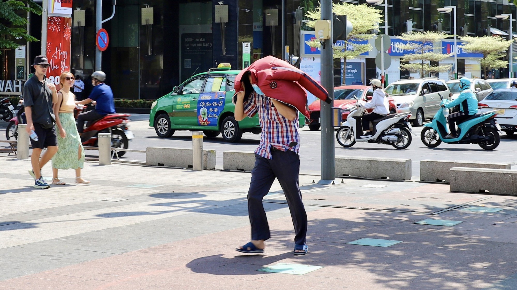 Nắng nóng kéo dài bất thường ở Nam Bộ