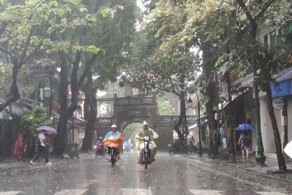 Thủ đô Hà Nội có mưa rào và dông - Ảnh 1.