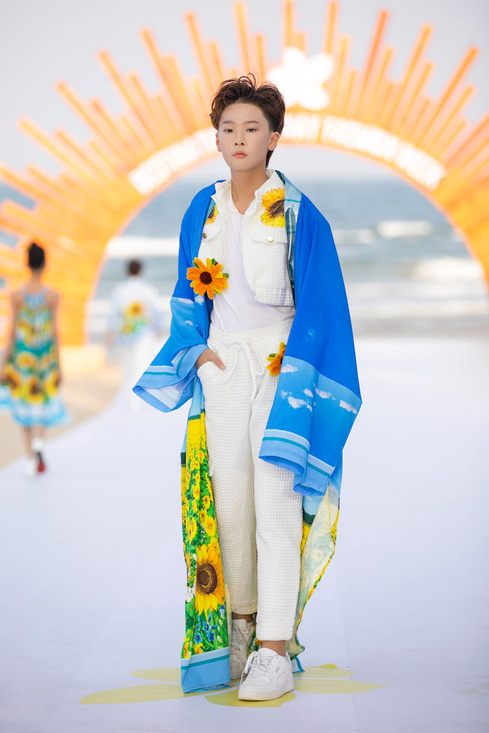 MC nhí Tuấn Kiệt đảm nhận 2 vai trò tại Destination Runway Fashion Week - Ảnh 1.