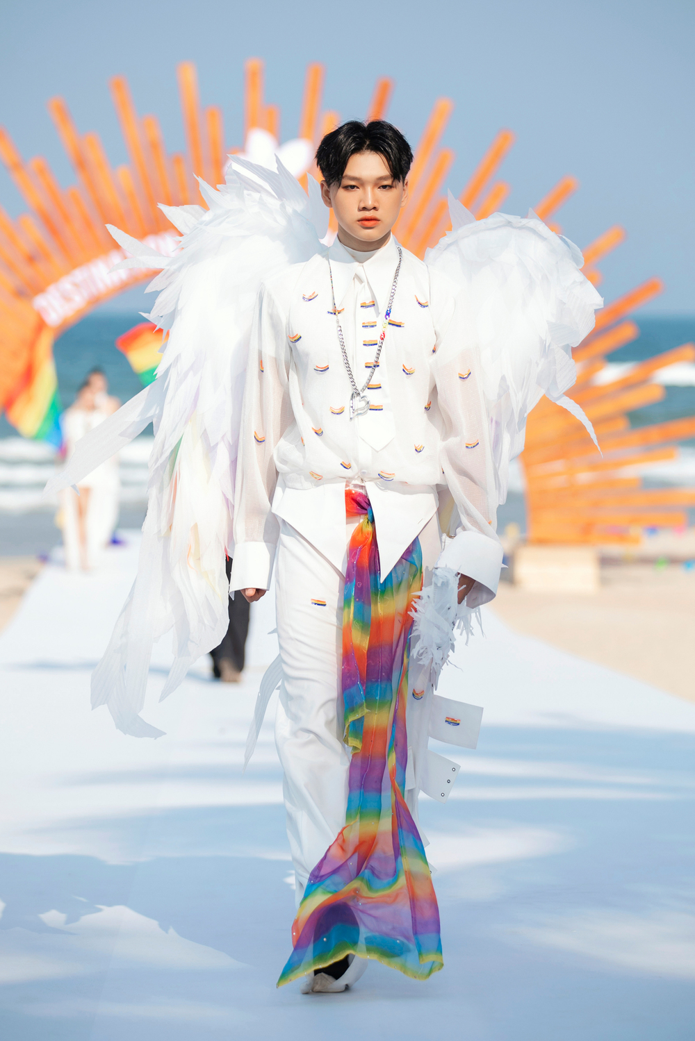 Model Teen Nhật Lâm mang đến Destination Runway Fashion Week 2024 hình ảnh &quot;Chiến Binh Mặt Trời&quot; - Ảnh 3.