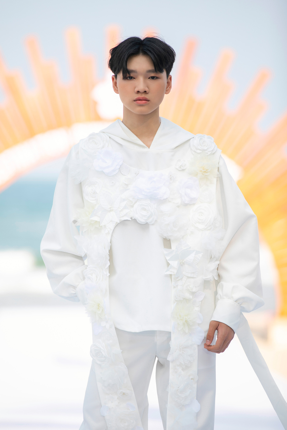 Model Teen Nhật Lâm mang đến Destination Runway Fashion Week 2024 hình ảnh &quot;Chiến Binh Mặt Trời&quot; - Ảnh 2.