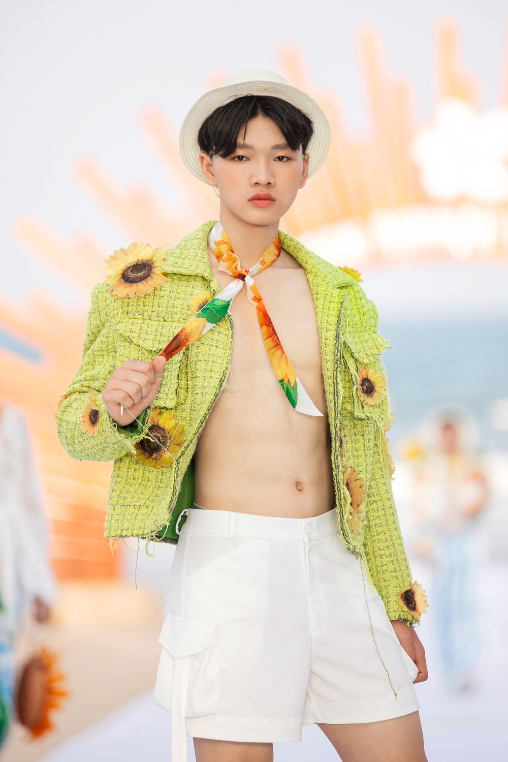 Model Teen Nhật Lâm mang đến Destination Runway Fashion Week 2024 hình ảnh &quot;Chiến Binh Mặt Trời&quot; - Ảnh 4.