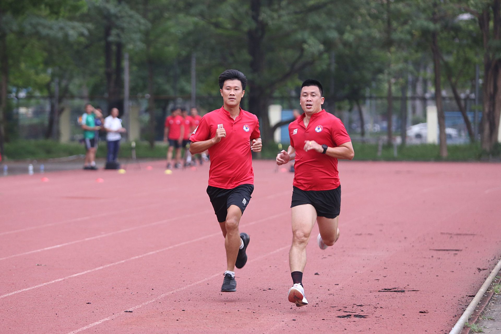 Tin nóng bóng đá Việt 19/4: Đội tuyển Trung Quốc tiến bộ quá nhanh, đồng đội U23 Việt Nam thông cảm cho Ngọc Thắng - Ảnh 4.