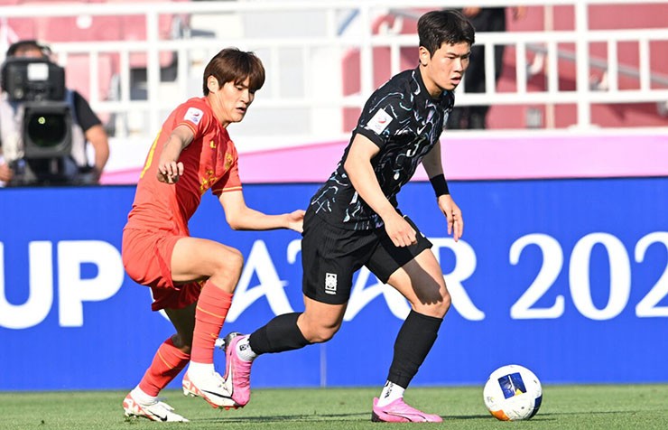 Tiếp tục thay thủ môn vào đá tiền đạo, U23 Trung Quốc 'ôm hận' trước Hàn Quốc - Ảnh 2.