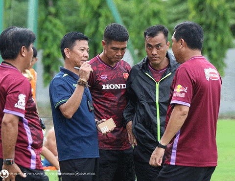 Tin nóng bóng đá Việt 2/4: Việt Anh 'thương' HLV Troussier, lộ dàn trợ lý của HLV Hoàng Anh Tuấn - Ảnh 3.