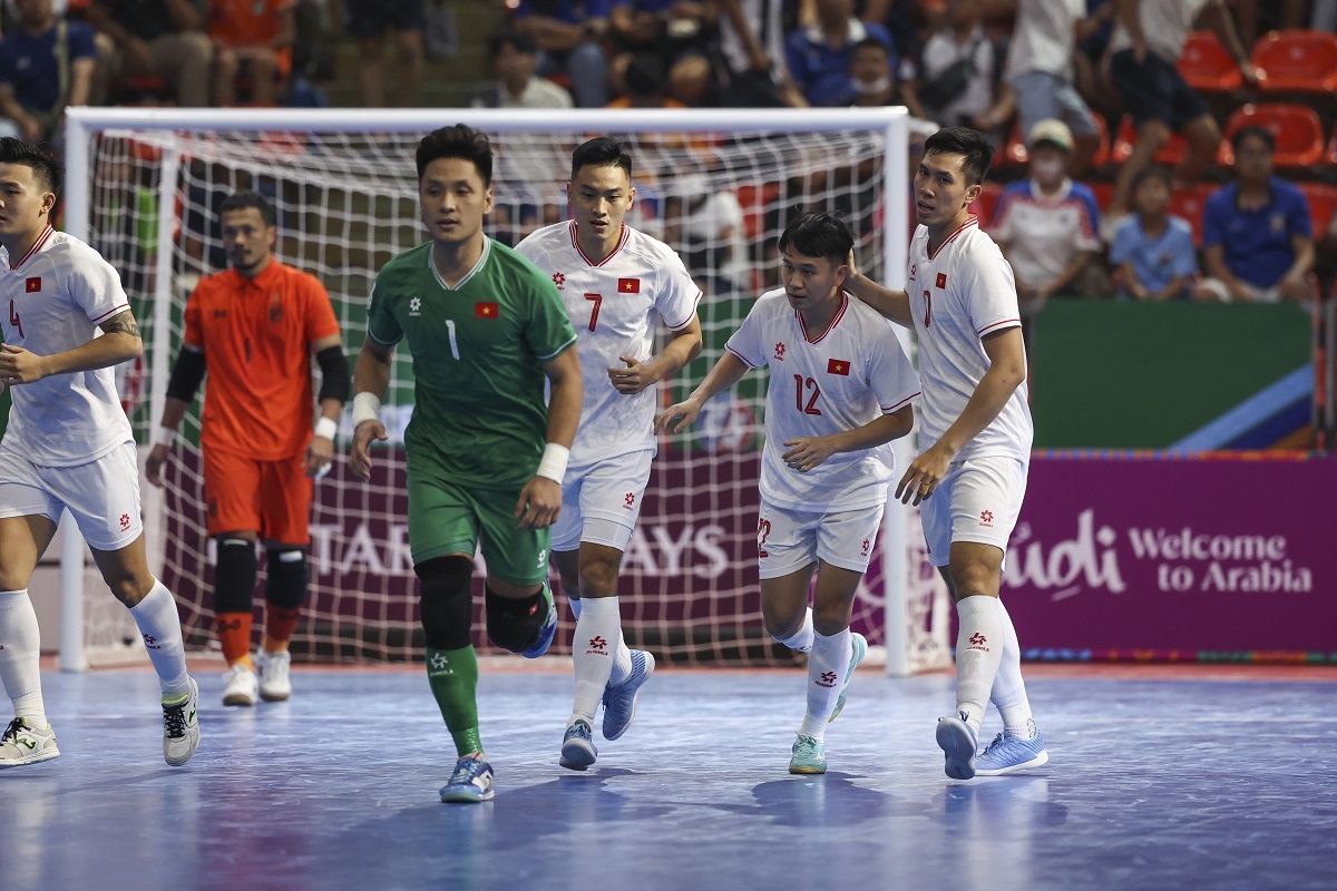 Rượt đuổi ngoạn mục trước Thái Lan, ĐT Việt Nam giành vé vào tứ kết futsal châu Á 2024 - Ảnh 4.