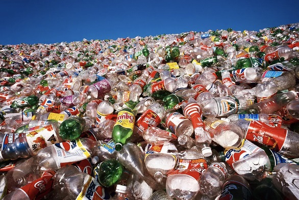 Coca-Cola và PepsiCo dẫn đầu nhóm doanh nghiệp gây ô nhiễm nhựa lớn nhất - Ảnh 1.