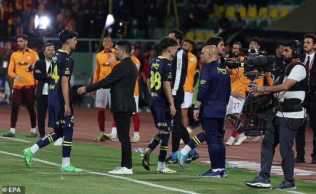 Độc lạ bóng đá Thổ Nhĩ Kỳ: Galatasaray vô địch chỉ sau 1 phút thi đấu - Ảnh 2.