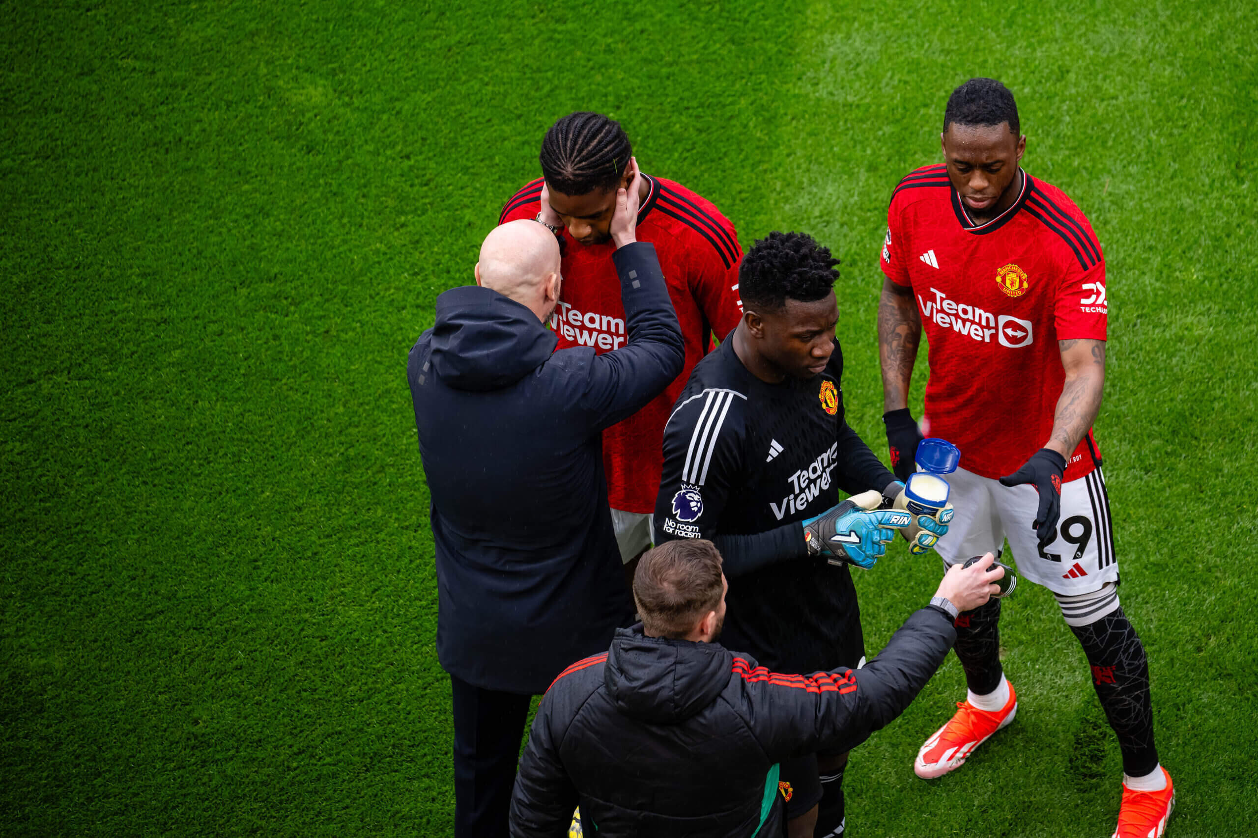 Người hâm mộ bối rối với hành động của thủ môn Onana trong trận MU hòa  Liverpool