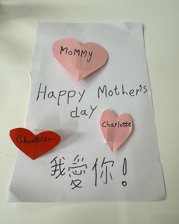 Chữ viết tay của con gái Quách Phú Thành trên tấm thiệp mừng Ngày của Mẹ dấy lên tranh luận - Ảnh 1.