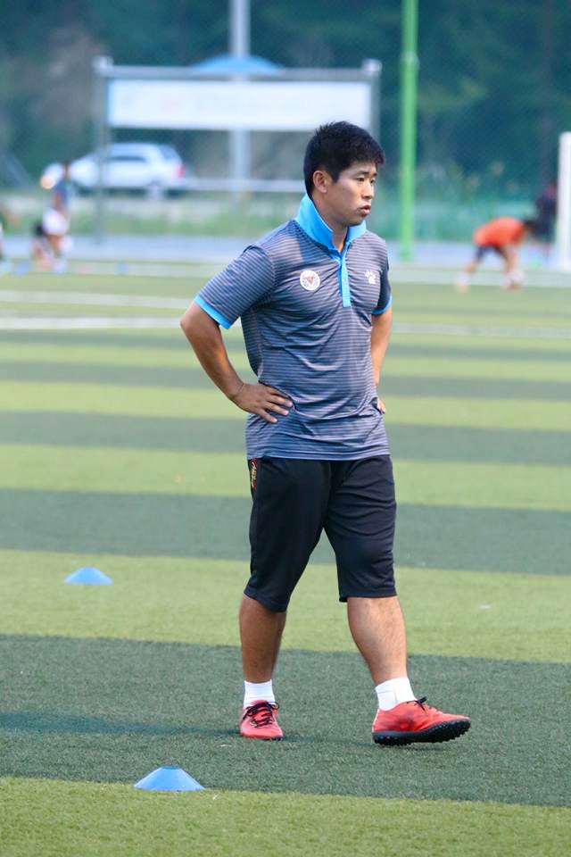 HLV Kim Sang Sik sắp có đủ trợ lý tại đội tuyển Việt Nam - Ảnh 2.