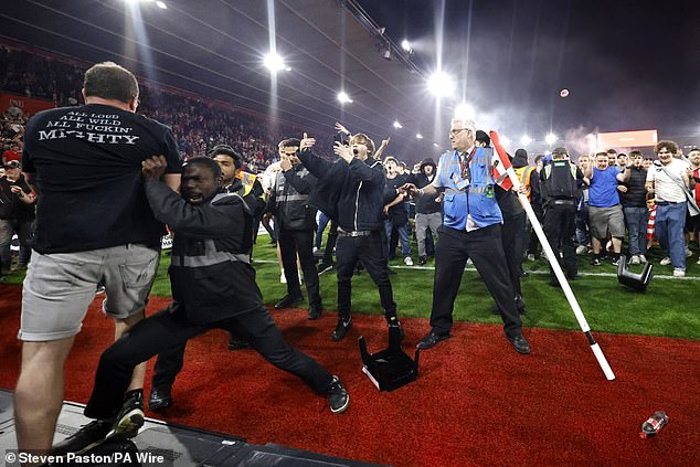 Bạo loạn xảy ra trong ngày Southampton giành vé chung kết play-off thăng hạng Ngoại hạng Anh, CĐV ném 'vật thể lạ' vào nhau - Ảnh 2.